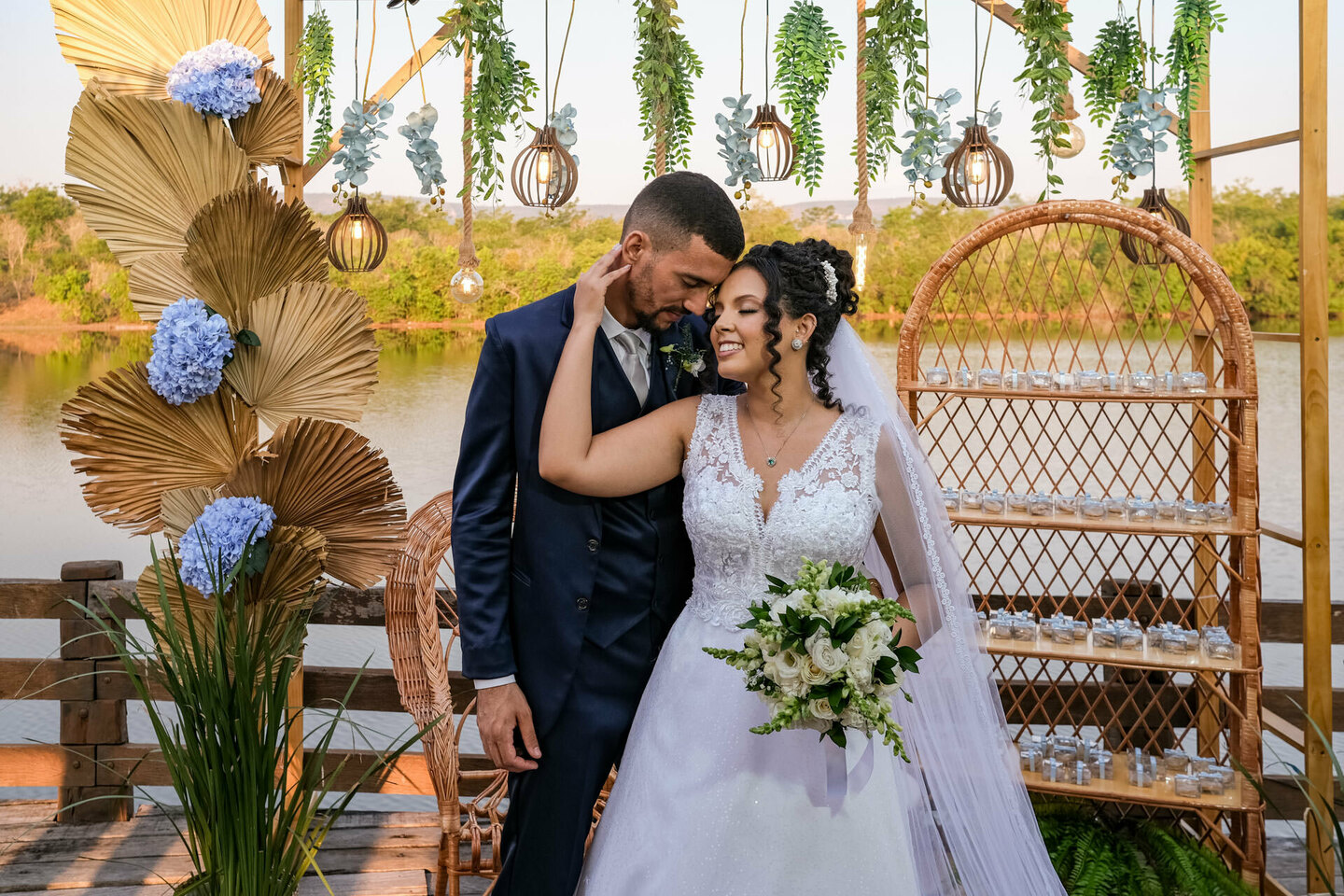 Um Conto de Amor Sob o Céu de Palmas: O Casamento de Anny & Waldi Um Conto de Amor Sob o Céu de Palmas: O Casamento de Anny & Waldi